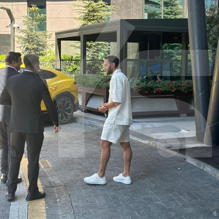 记者YağızSabuncuoğlu：国际米兰球员恰尔汗奥卢目前在伊斯