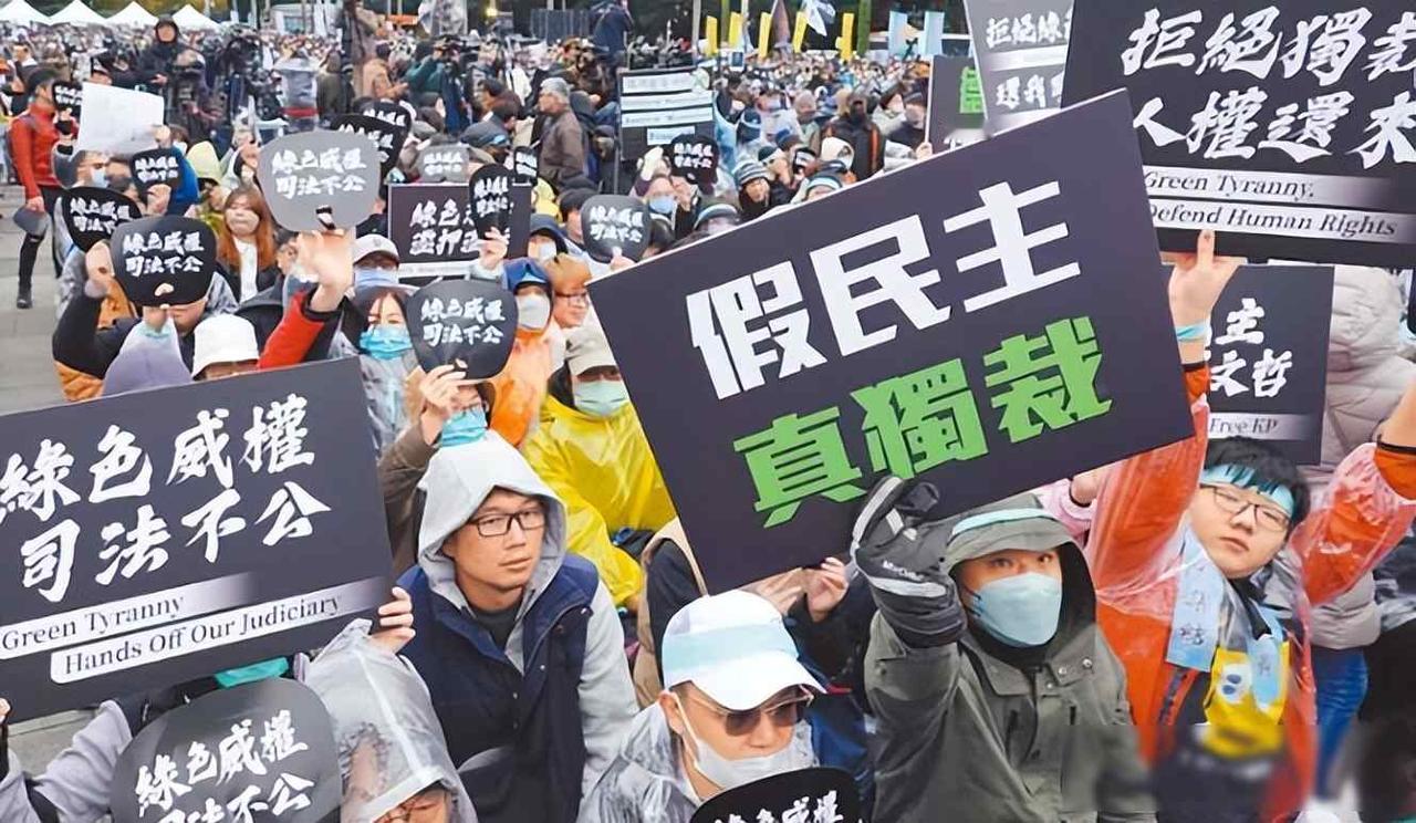 台海风平浪静表面下暗流涌动，美军舰船硬闯却遭直升机贴身盯梢，解放军这次没喊话只亮