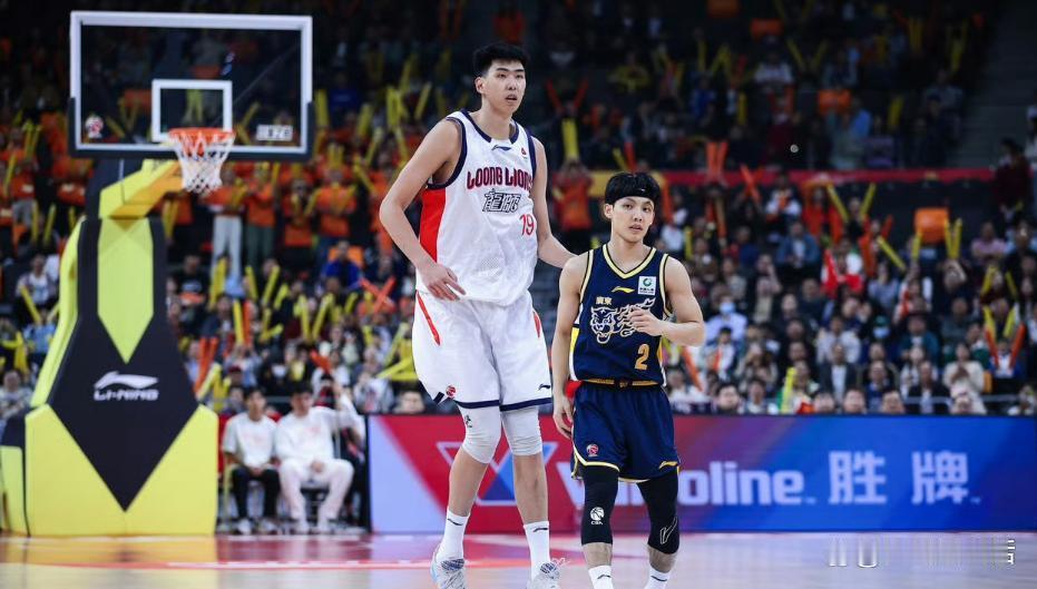 北京时间12月19日晚，CBA常规赛第三轮，广东男篮以97∶94三分险胜广州男篮