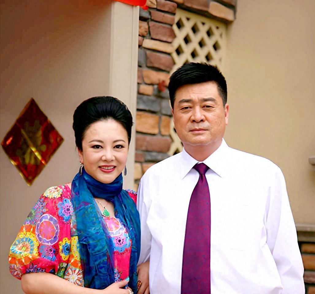 他出身京剧世家，是金鹰奖“视帝”，离婚又再婚，也是绝世好继父他叫陈逸恒，出