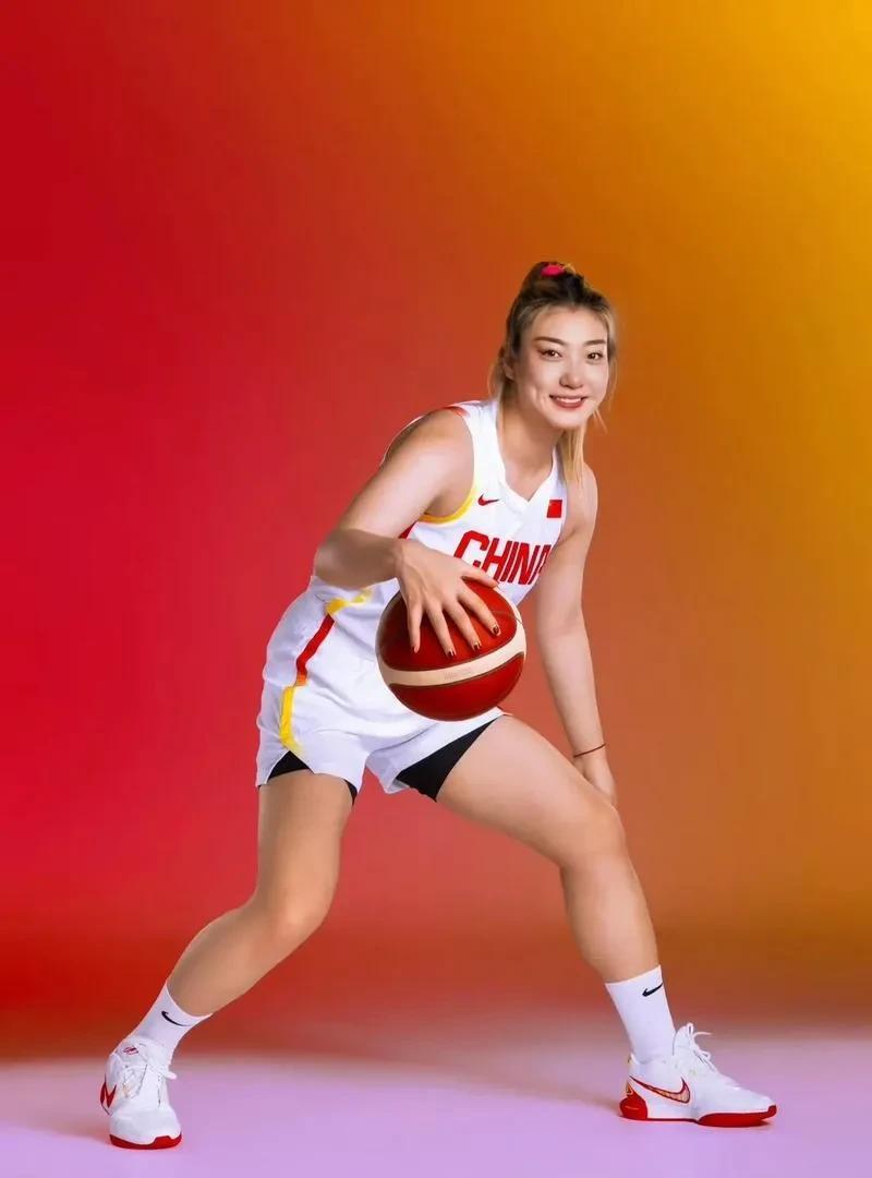 李梦不入宫鲁鸣法眼，说他固执己见还真有点道理。之前宫鲁鸣以李梦长期脱训和生活作风