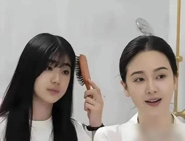 左小青女儿这波颜值逆袭，看着挺热闹，本质上是一场大型面试。先是首映礼探探风声