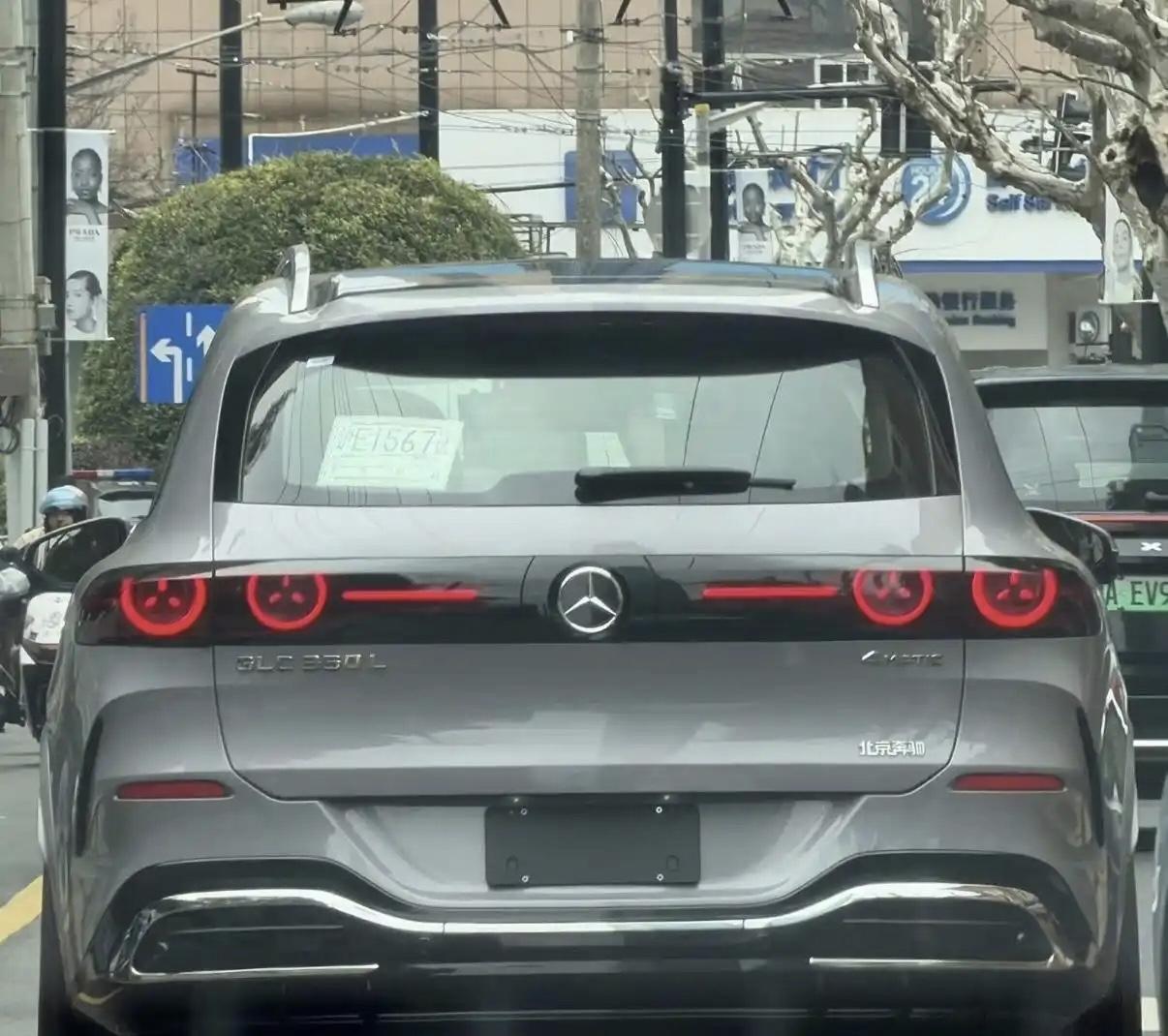 新款奔驰GLC实拍图来了，怎么感觉很像马自达的尾灯？大家觉得呢？