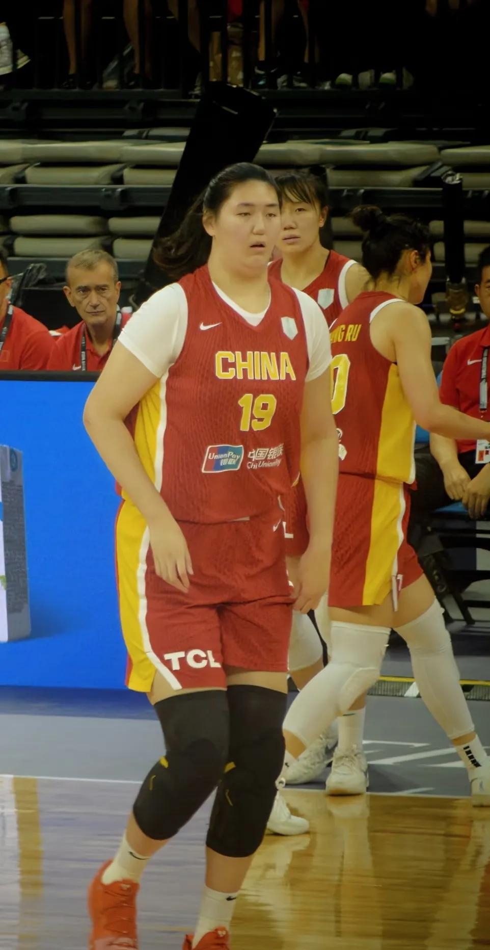 张子宇被吹过头了！真的，再吹下去她要被压垮。身高2米27，确实吓人。可对