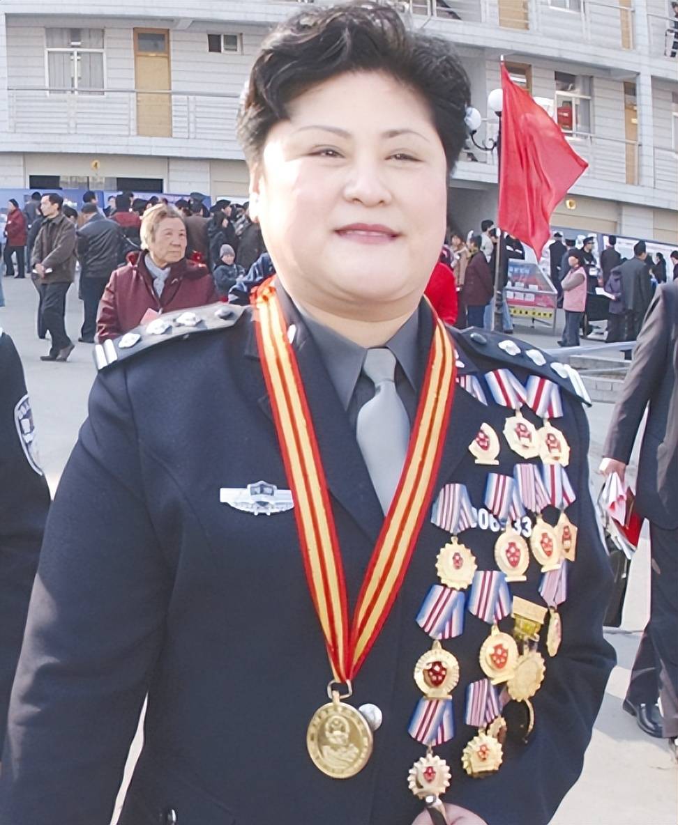1988年，郑州火车站一姑娘被两名大汉强行塞入出租车内，就在车子一个急刹车时，姑