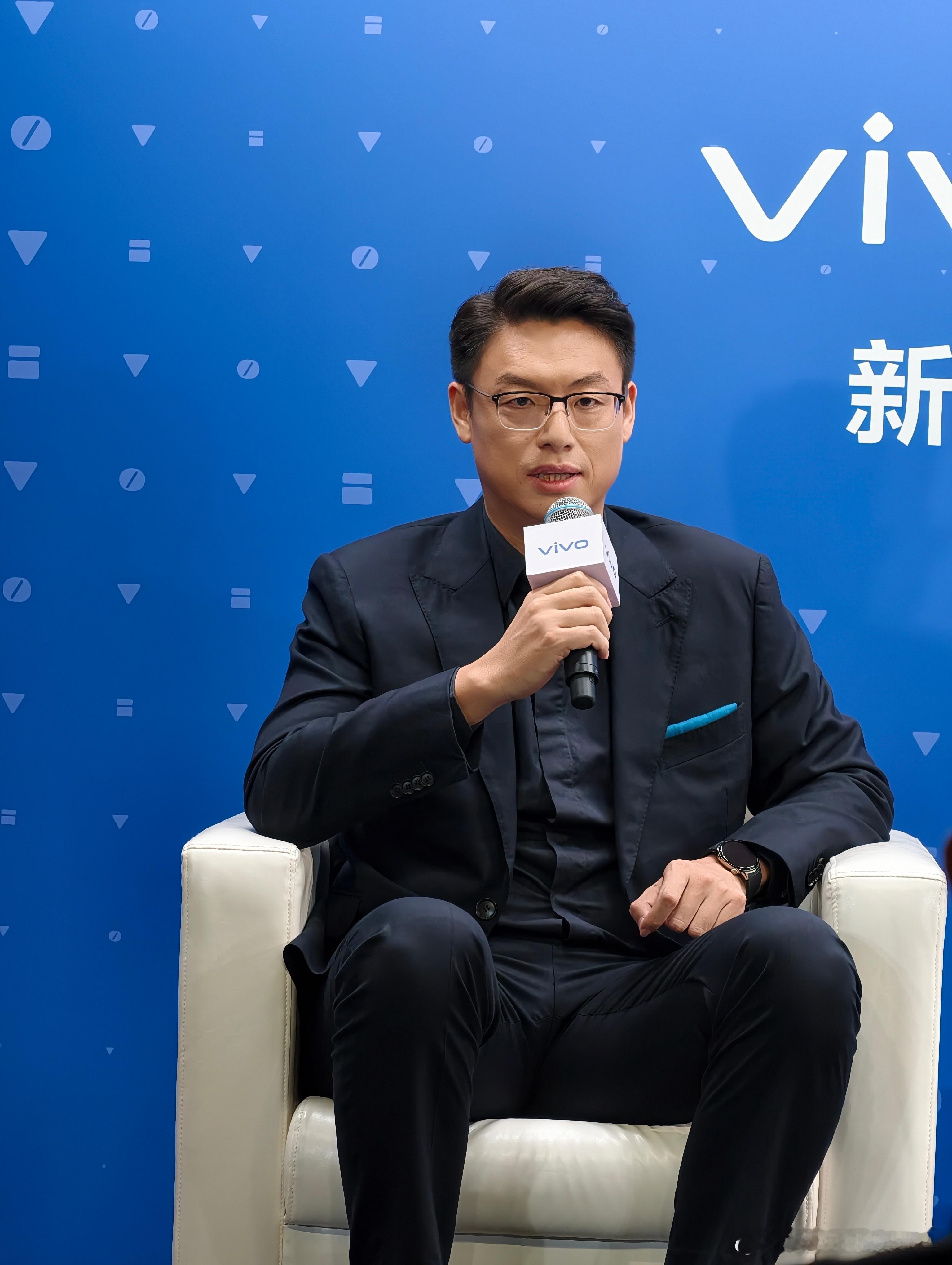 在昨晚的vivoX300新品发布会后，有一个小小的专访，受访者为viv