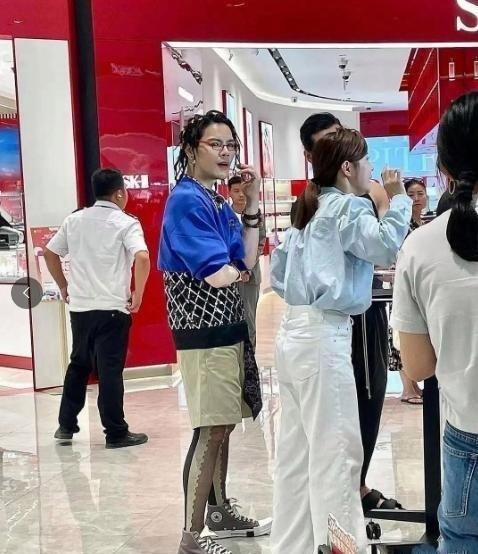 郭碧婷刚生宝宝的时候还很可爱，老公向佐还很正常，如今已经活成了向太的样子