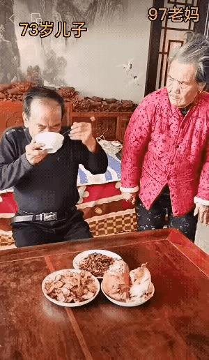 97岁的老娘和73岁的儿子，在一起拍的这个段子，质量是非常高的，效果是非常好的，