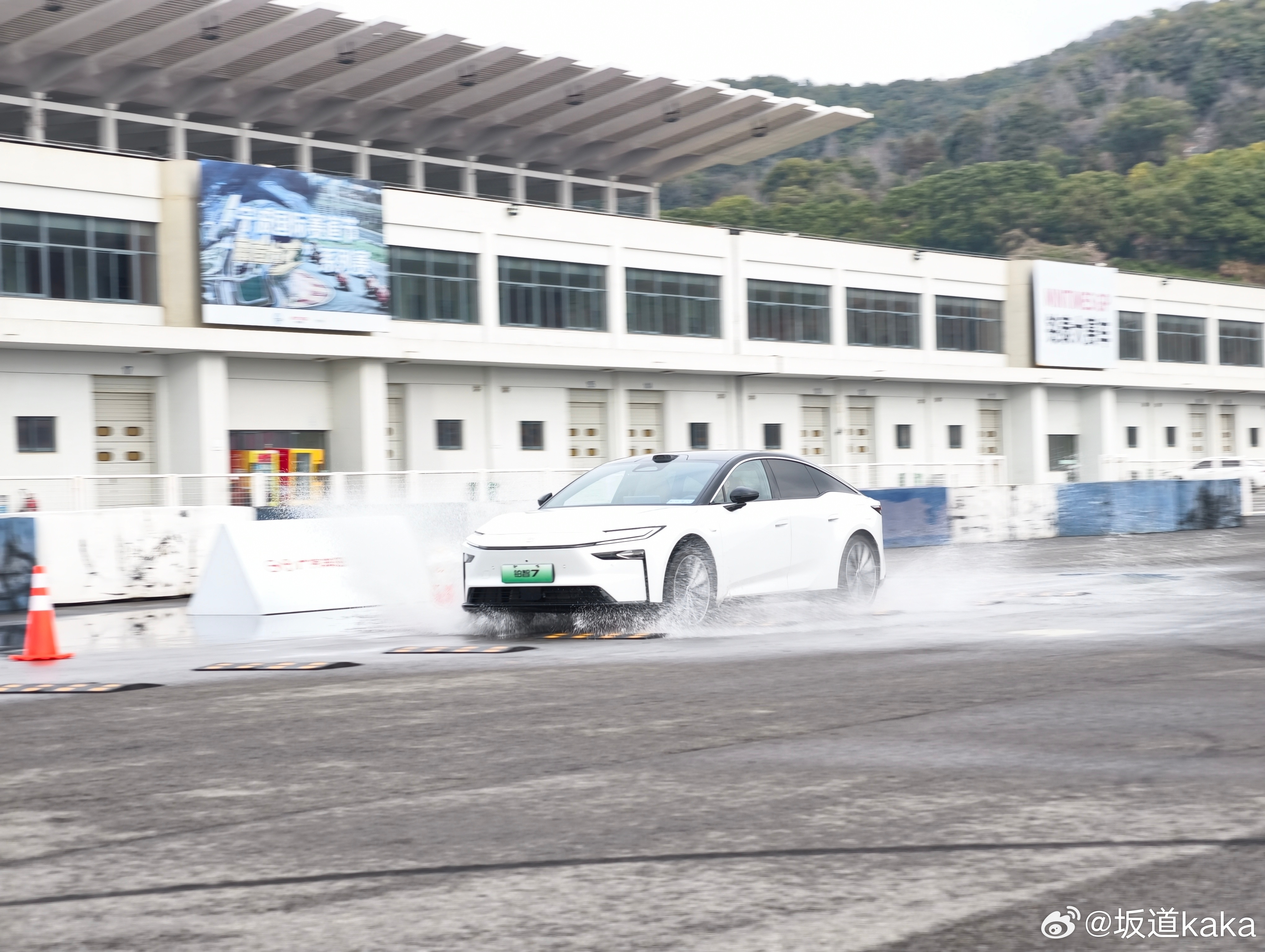 广汽丰田铂智7就要在29号上市了，预售价16~20万，应该没有任何人对这个售价有