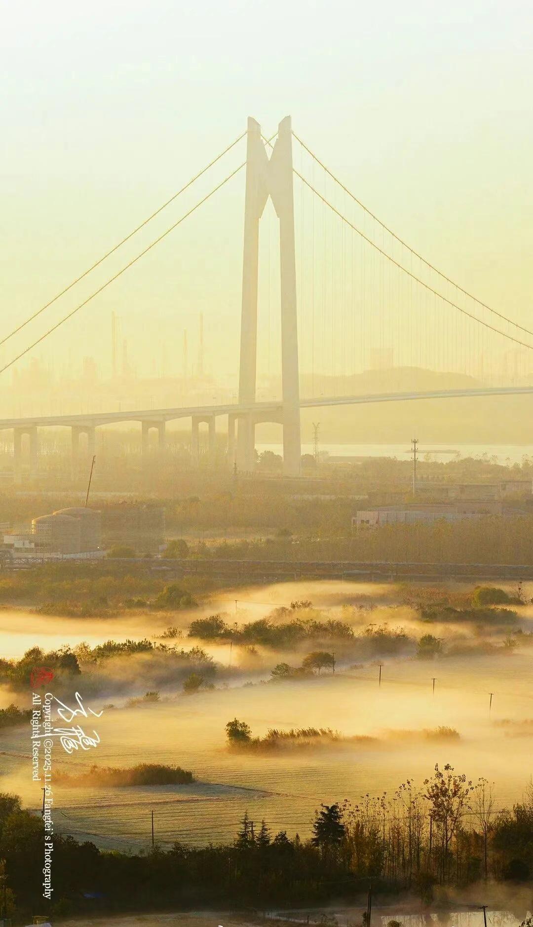 【10分钟过江，对南京意味着什么？】初冬的长江之上薄雾轻笼一座主跨1760米