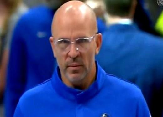 克莱今天杀疯了！三分雨下得像开挂，结果基德最后画了个“迷宫”战术：发球差点砸脚面