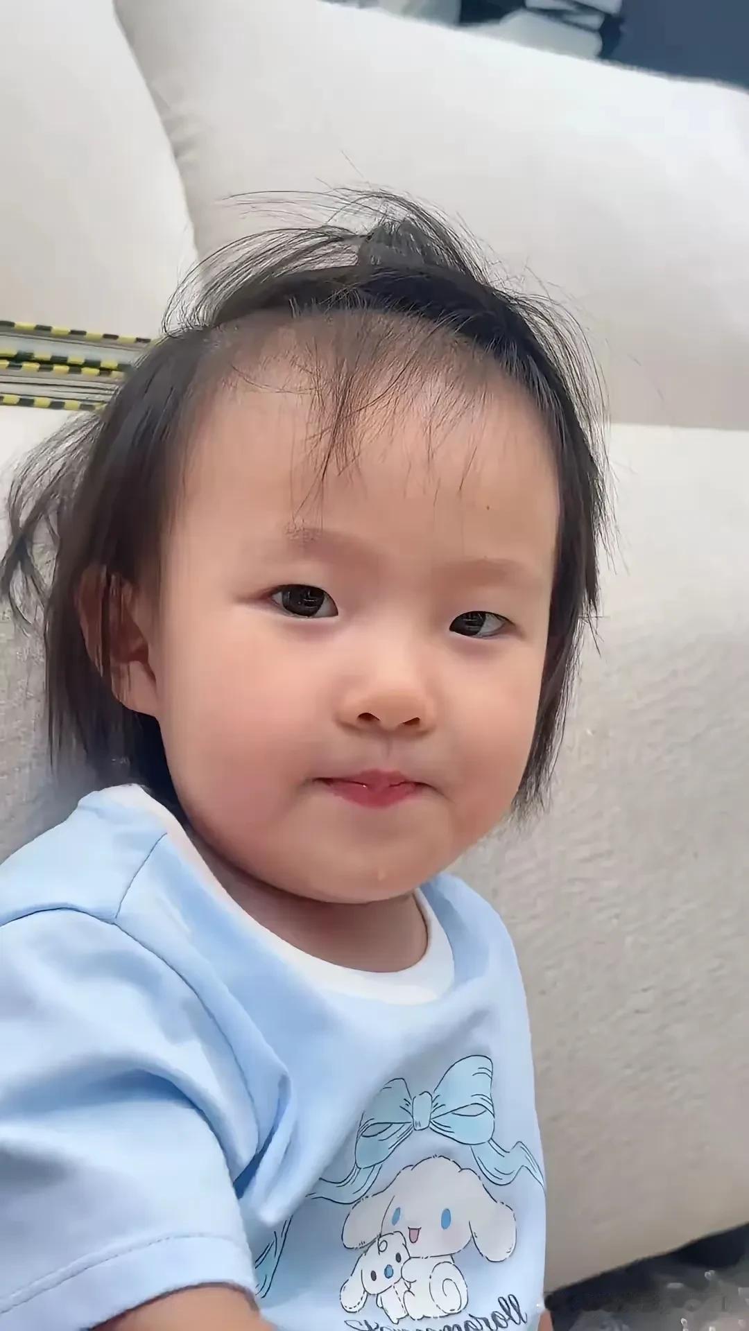 闪闪两岁多了，长的很可爱，而且古灵精怪的，她竟然会问妈妈“我爸爸呢？”因为她看的
