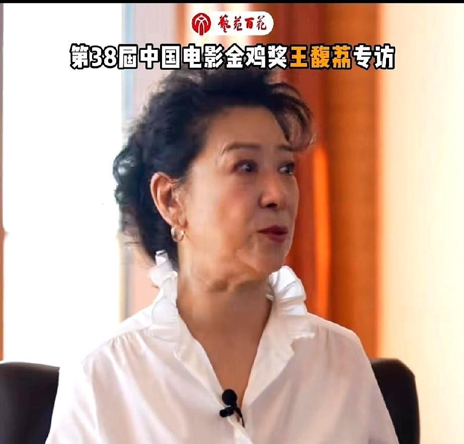 金鸡奖影后王馥荔，实力派儿子王骁，都踩着同一个男人的肩膀登顶。今天，这个男人，