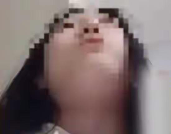 11月3日，河南郑州荥阳市一女孩发视频，质问父亲进卫生间不敲门，导致她4次在洗澡
