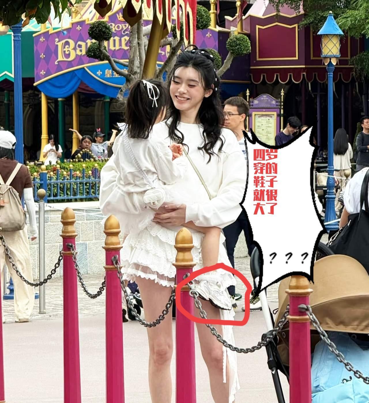 4岁穿的鞋子就这么大了，未来一定像是妈妈奚梦瑶一样的身高奚梦瑶带女儿迪士尼游玩