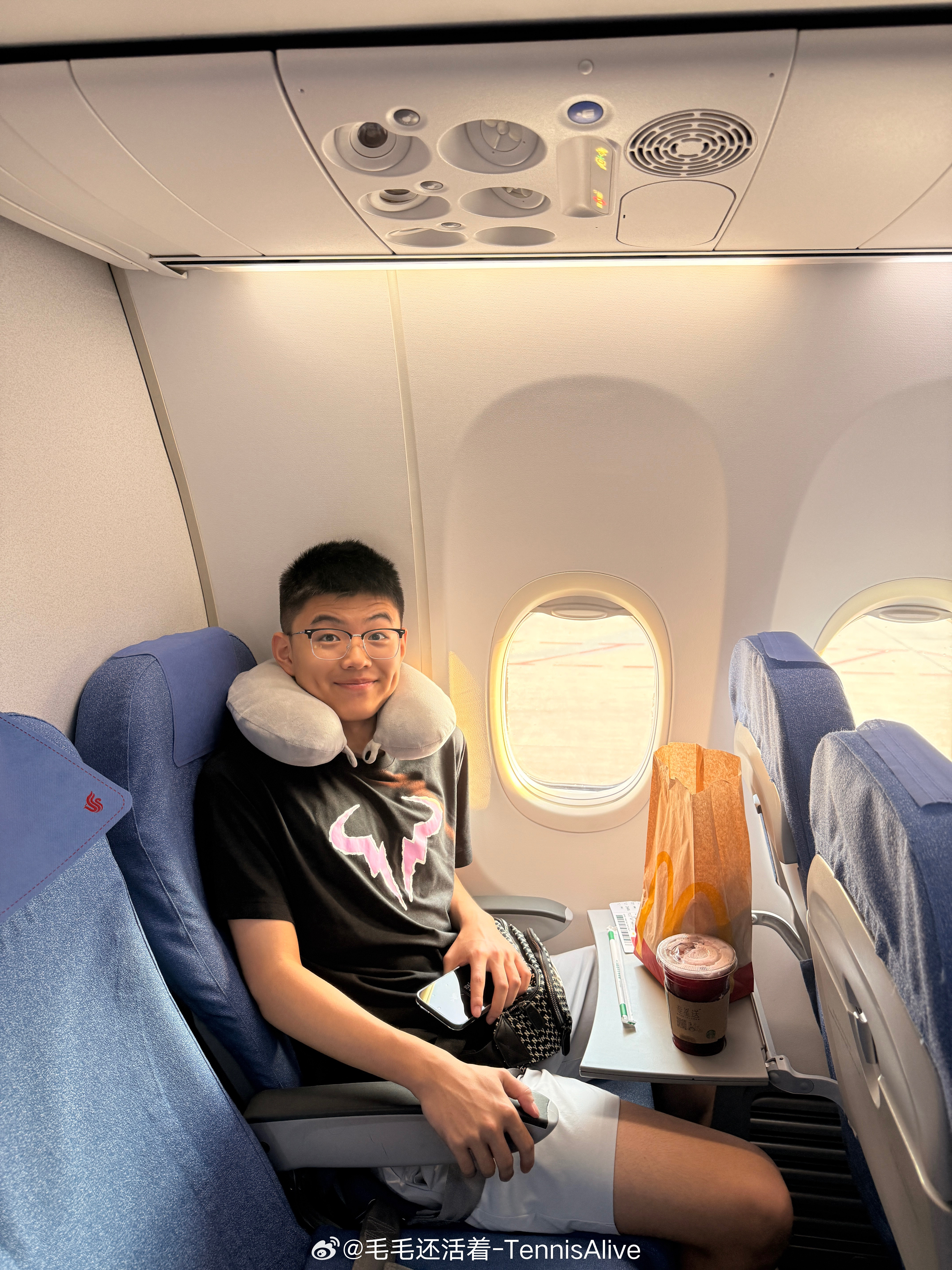 带着外甥去旅行，接下来的比赛都在咪咕手机直播哦！一点没睡，桂林我来啦！！
