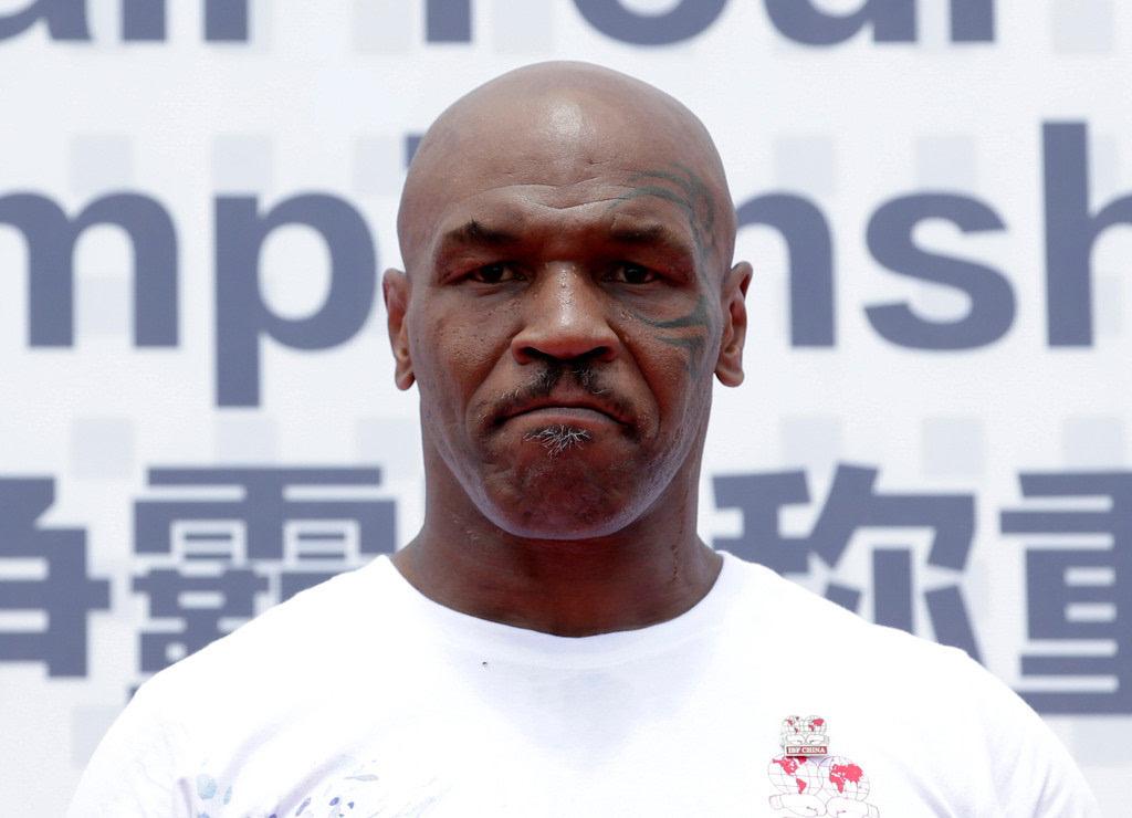 拳击王者的霸气风采，一身白T恤，尽显自信与力量！💪🏆