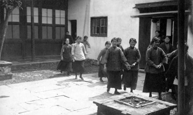 南京大屠杀时期，金陵十三钗遭到了怎样对待？老外的记录令人心疼1937年底的南京