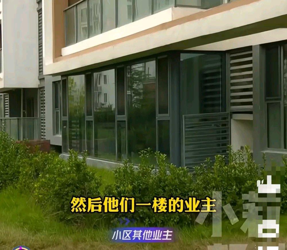 河南周口这事儿太离谱了！10月9日，一小区1楼业主圈了近2000平绿地当自家院子