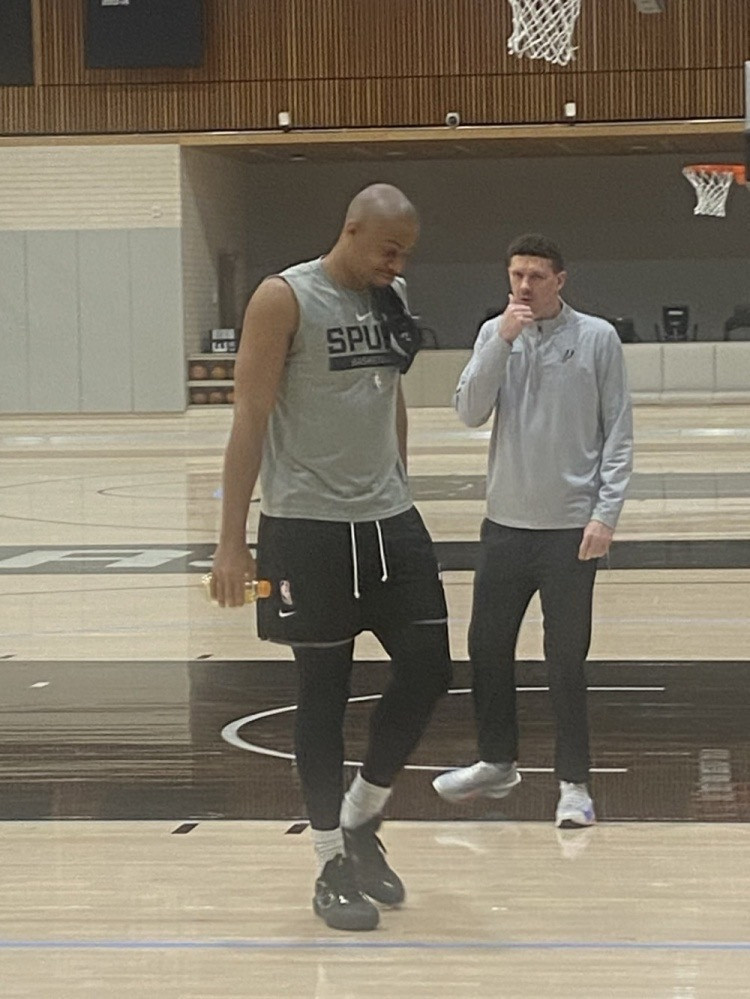 😂凯尔登-约翰逊自曝和文班亚马互相帮忙理发省下理发钱在今天马刺的队内训练中，