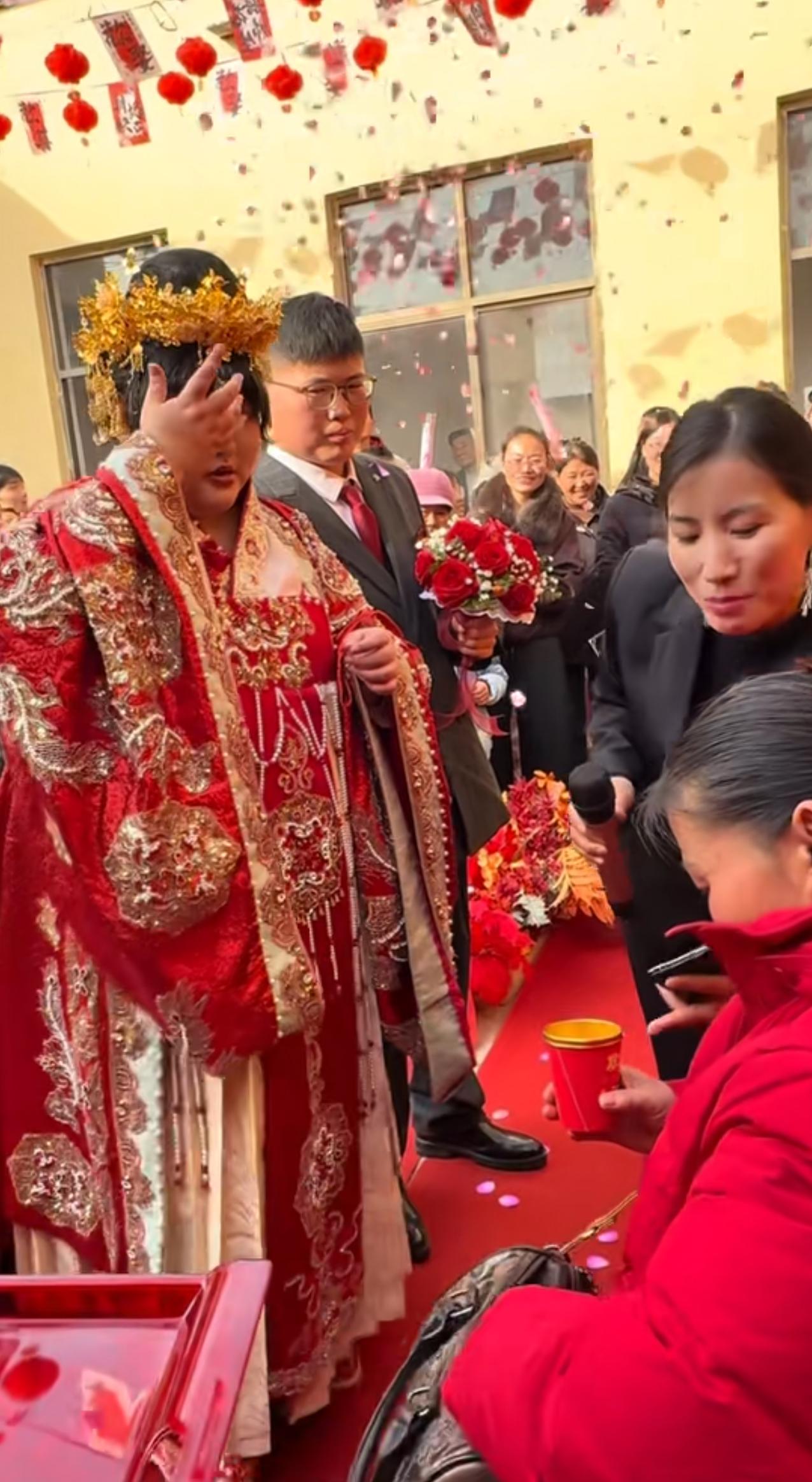 大衣哥朱之文女儿朱雪梅结婚了！没想到新郎官还挺标致的！网友对这门婚事讨论很大