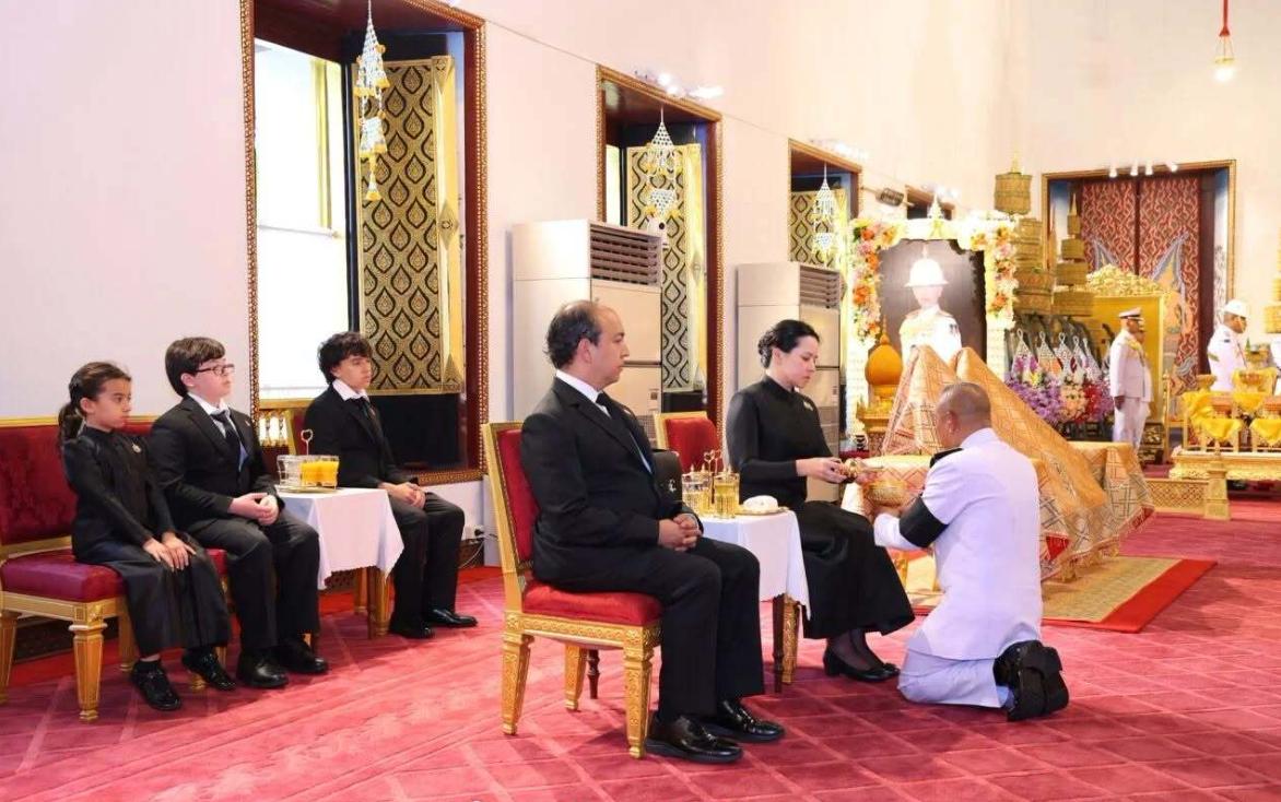 普罗百灵一家五口为帕公主守灵，她穿黑色泰式礼服五官越长越像二姨妈诗琳通公主啦！7