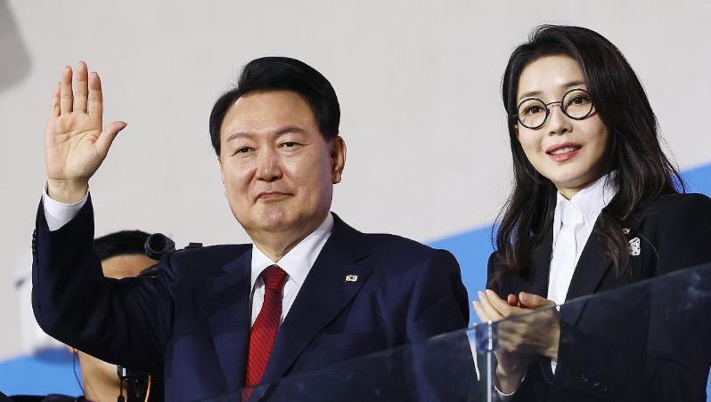 【尹锡悦夫妇名声太臭，执政党有人提议更狠措施】为了抢救执政党的选情，尹锡悦直接