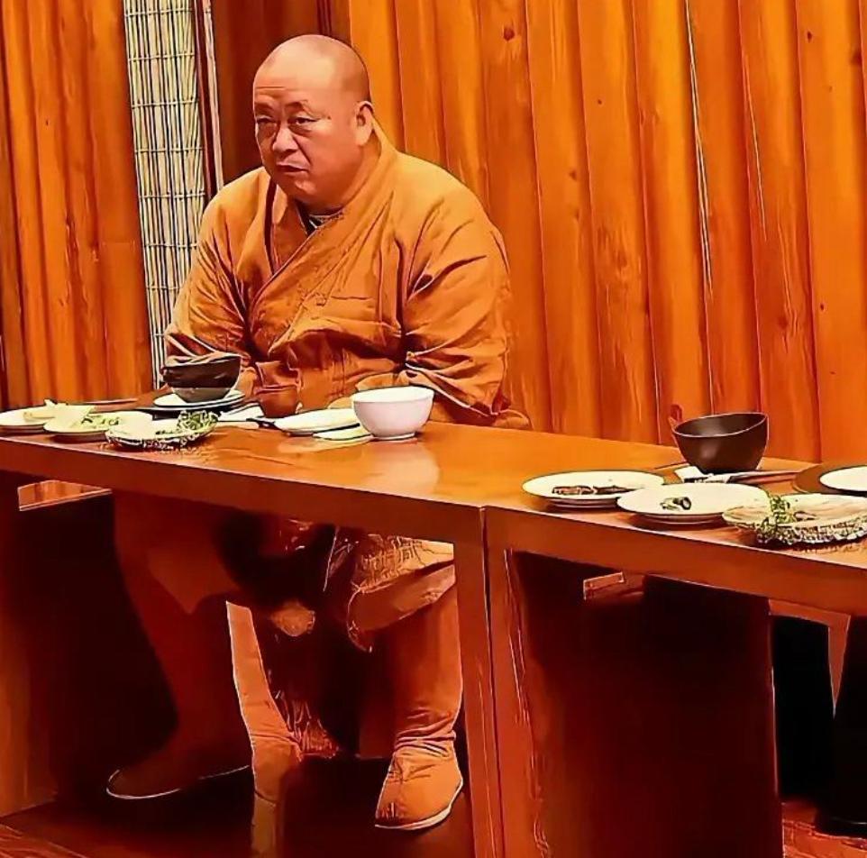 释永信出事前几日的一张罕见照片。这张照片是释永信被带走前几日时他在寺院简单用餐