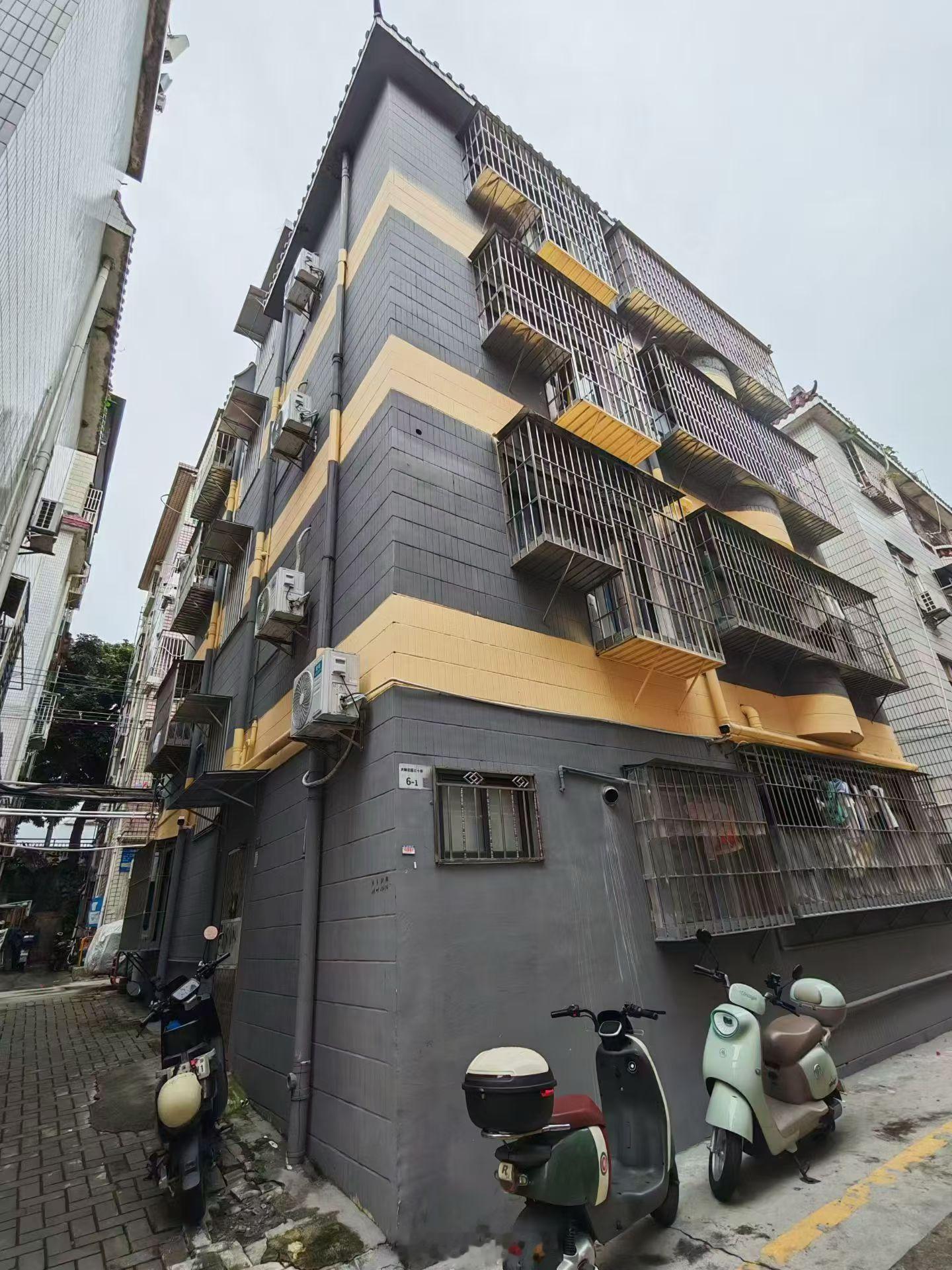 深圳布吉整栋出售，共4层楼380平米左右共20套公寓每个月收租3万左右，全新