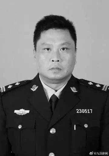充卡司机属于典型的刑事犯罪行为，必然会付出沉重的法律代价。民警是在执行公务期间牺