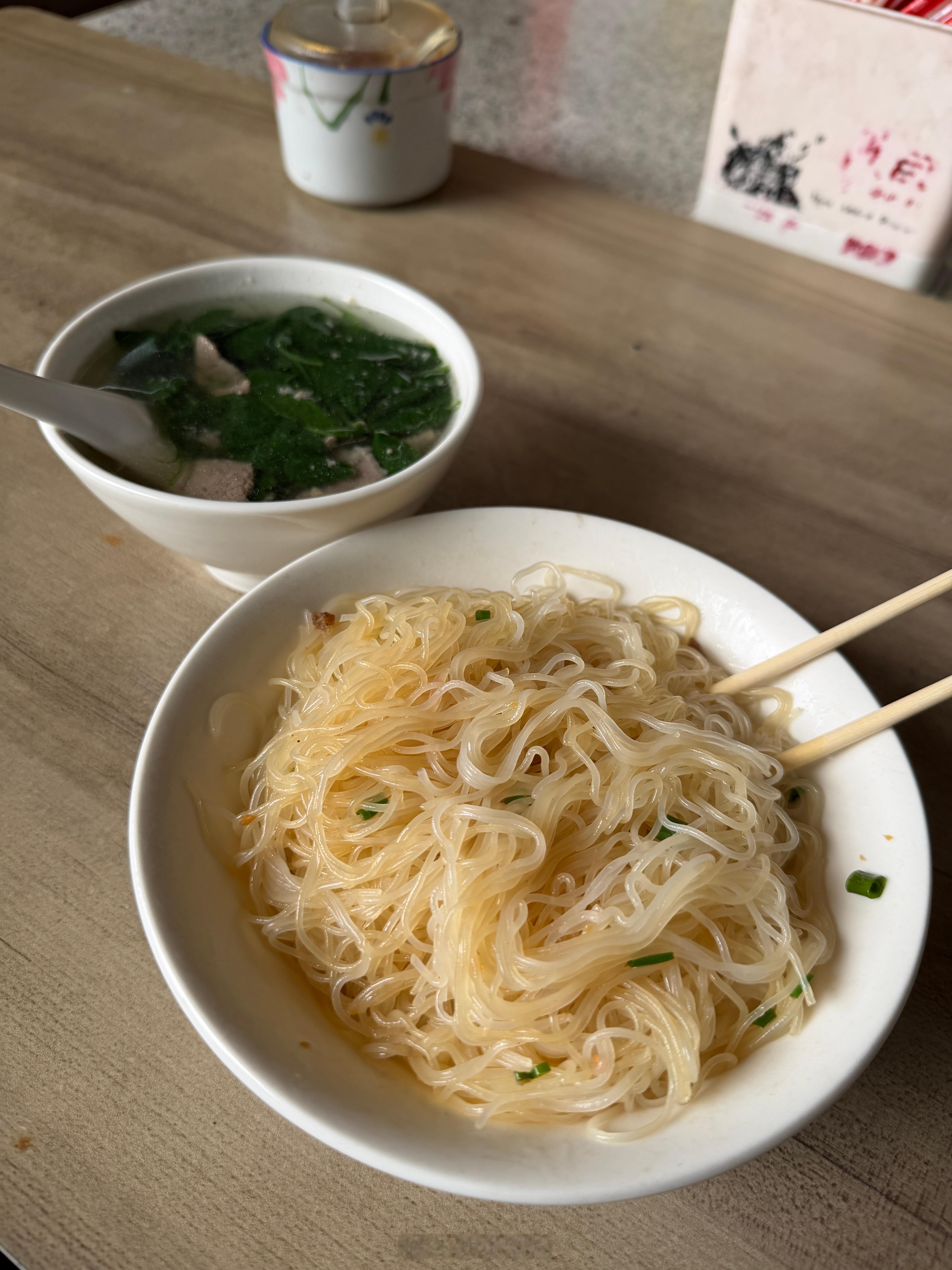 午餐随便应付一口，13块钱的腌粉+三级第，是真便宜，我们老家都得15-18了​