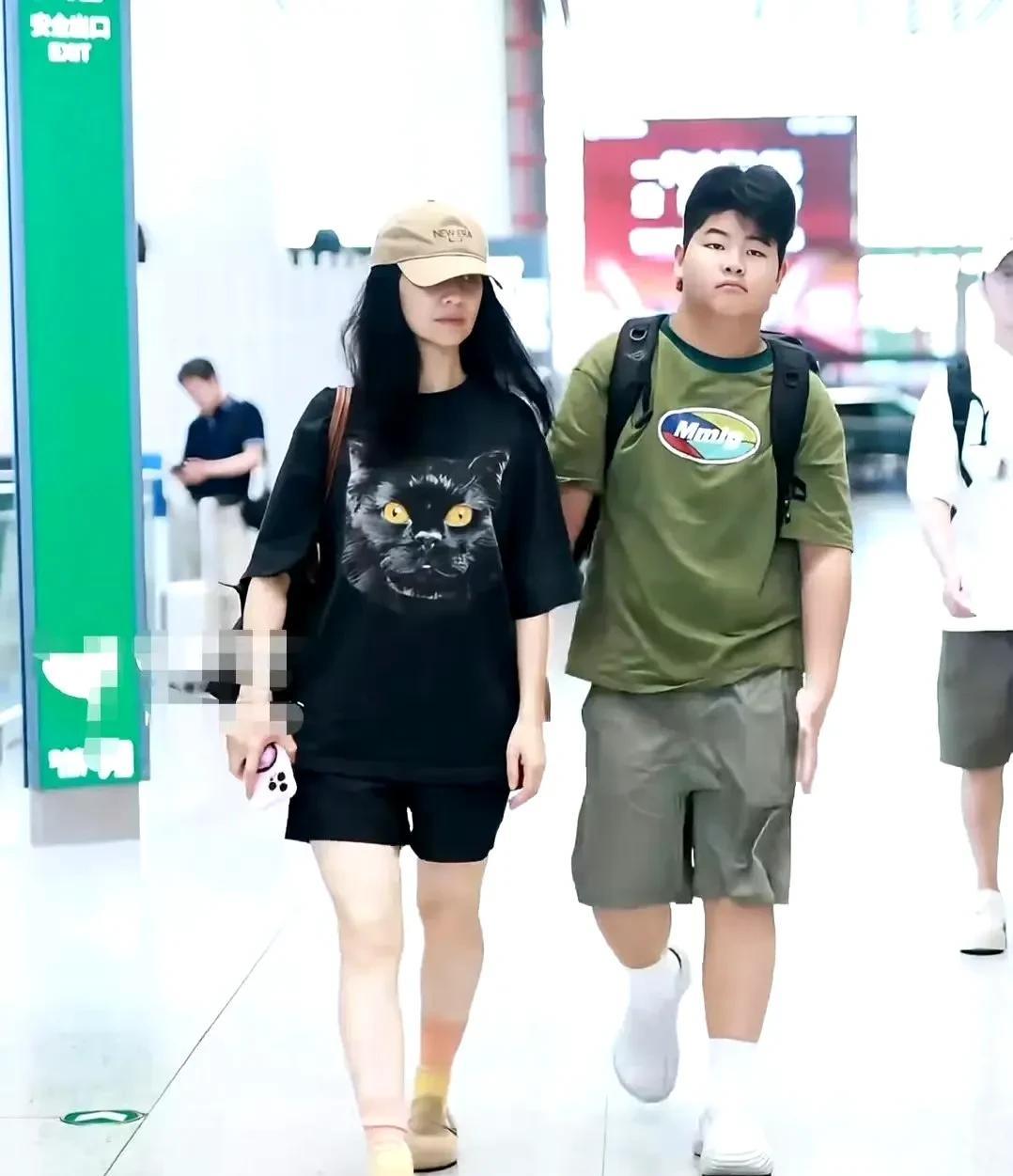 胡可带着俩儿子在机场露面啦！我的天，安吉这孩子蹿得也太快了吧，目测都超过180c