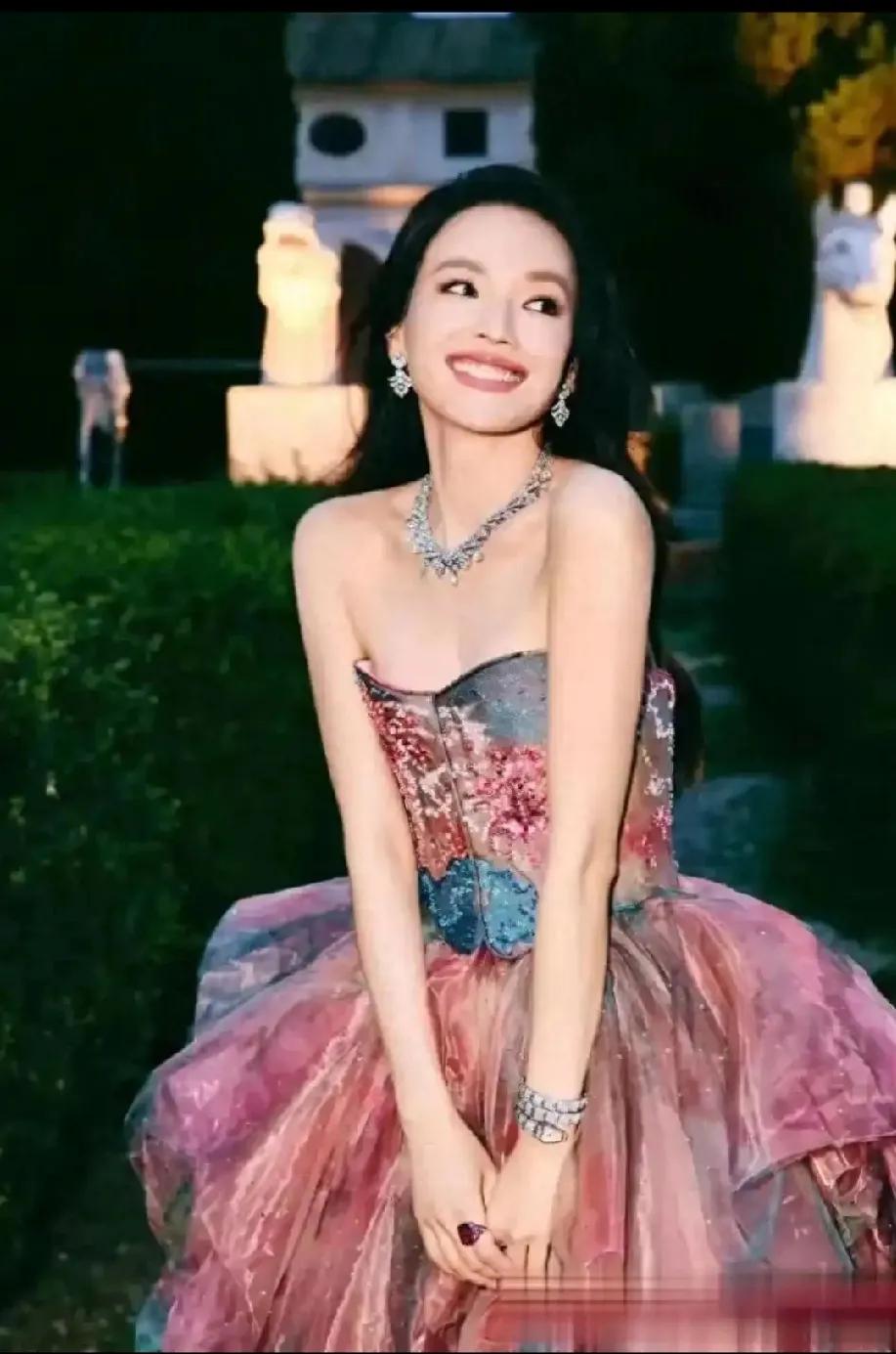 舒淇：人间富贵花本花，美到我心巴上了！家人们，舒淇出席活动的造型又来鲨疯啦