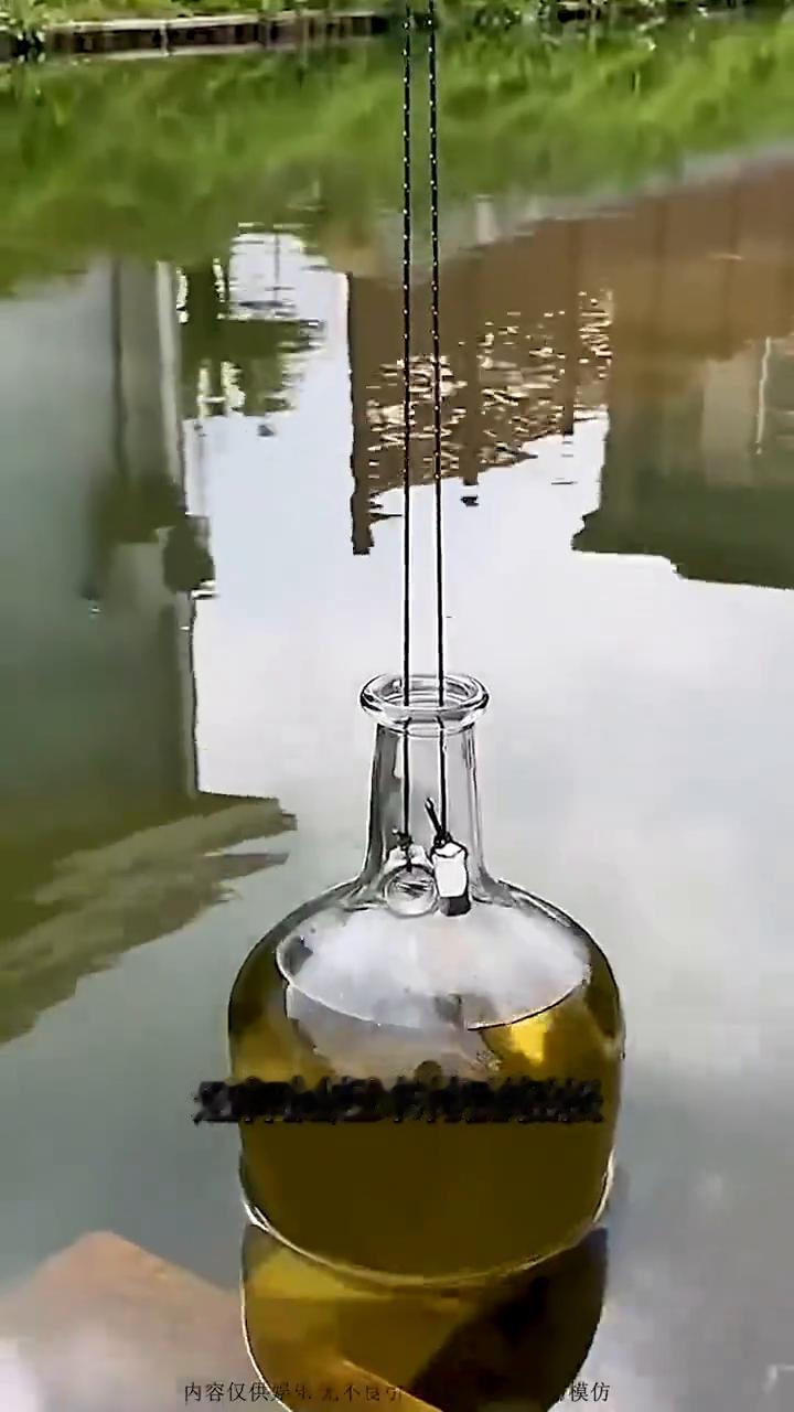 多数人都不知道的小妙招，看完立马就能用上。·绳子绑上两个螺母，再伸进瓶子里面，