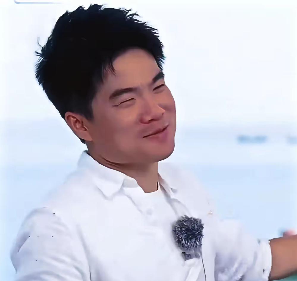 董宇辉在大连直播喊错人，把传熙叫成“汉森”，镜头前瞬间慌了神，又尴尬又愧疚地拍着