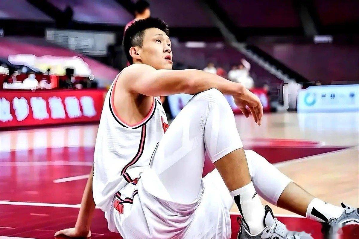 周鹏估计都懵了。前脚刚跟着杜锋风风光光拿了个全运会冠军，后脚回到俱乐部，发现自己