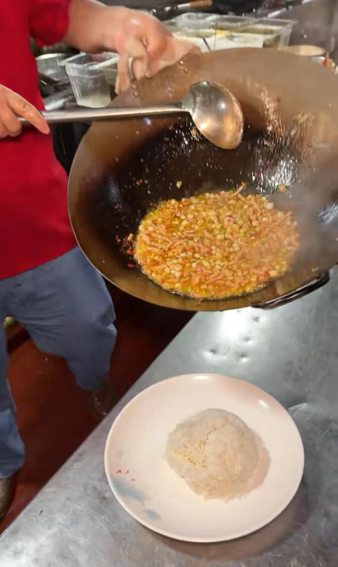 你们觉得这样一碗鱼香肉丝盖浇饭应该卖多少钱？满满当当全是菜，汤汁红亮，肉丝配料给