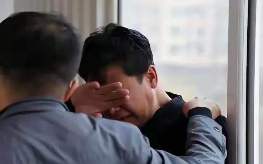 甘肃榆中，32岁的男子喝完酒回家，因为几句责骂与父亲争吵，愤怒之下挥拳相向，结果