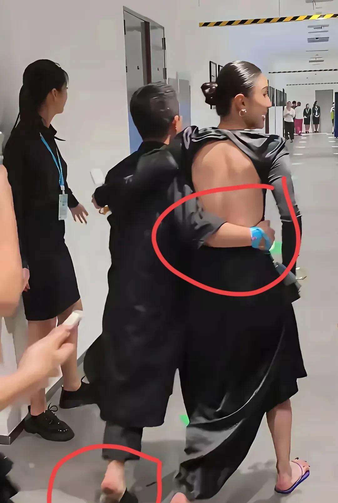 宋佳这让人看不懂！白玉兰颁奖典礼结束后，被一个男人搂着腰一起离开。搂腰这个男的