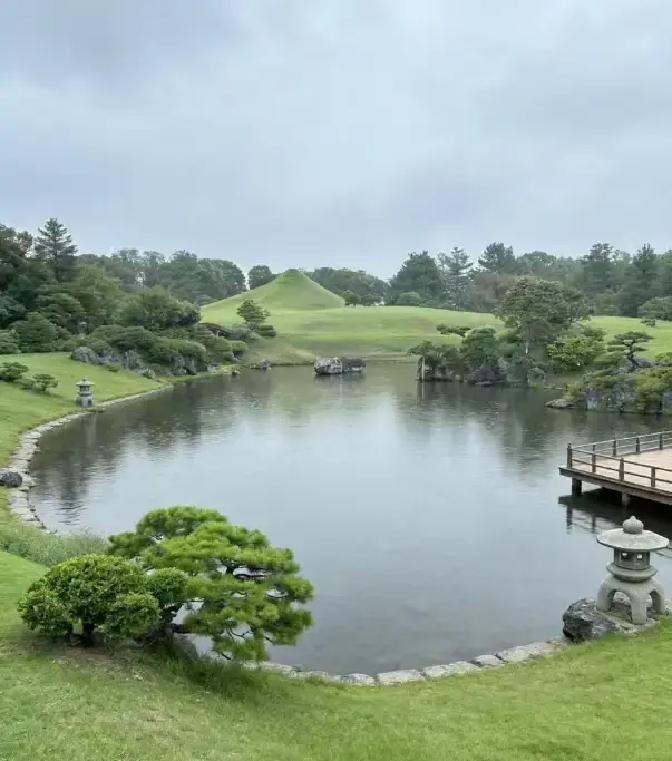 刷到热搜说婆婆得先爱自己，我立马想到我妈。她六十出头，退休金四千，全贴补哥哥家