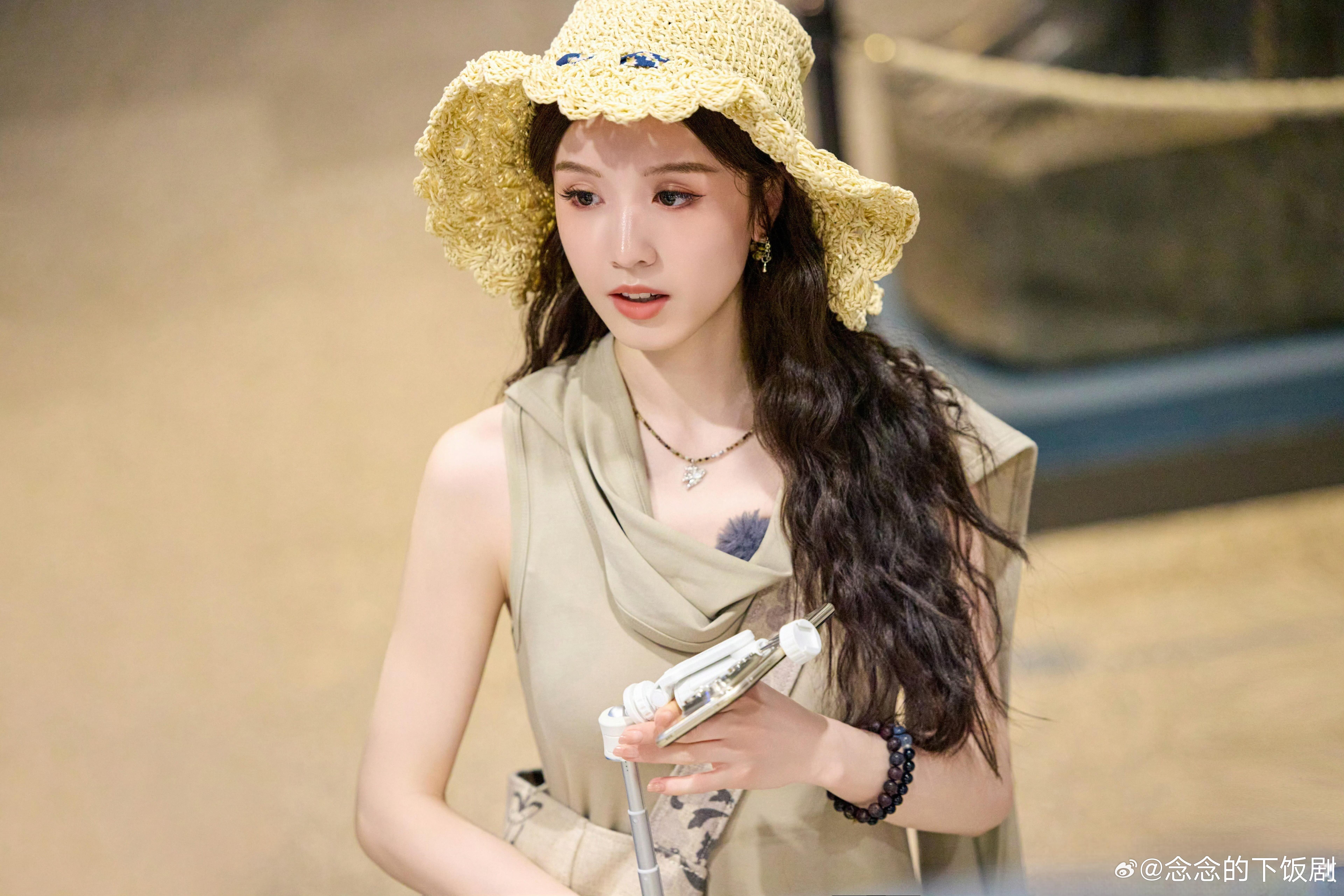 花儿与少年张雅琪花少最新穿搭，松弛感‌绝了～张雅琪这身穿搭太有松弛感啦～