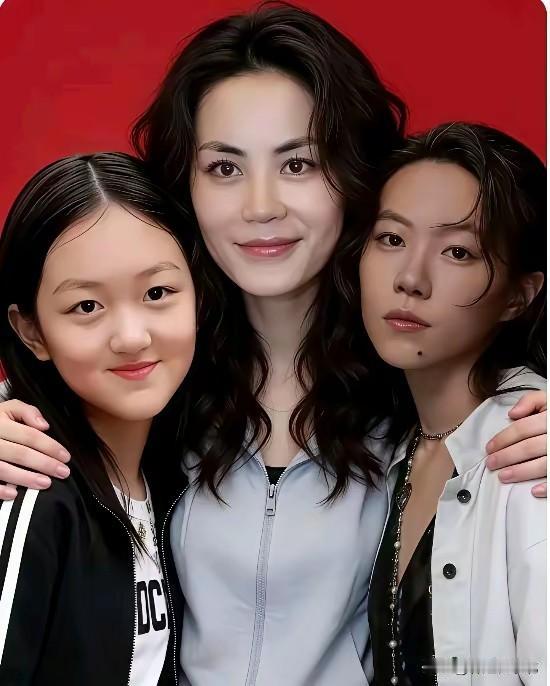 王菲和她两个女儿同框照片，两个女儿，两个爹，你认为这两个女儿谁更漂亮？