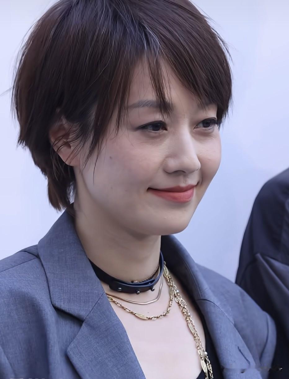 这个女人不是很惊艳，但是很耐看，越看越有味道，两个虎牙还有点可爱！50岁的马