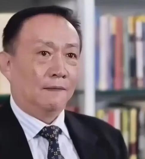 如今中国面临的最大风险，不是美国在南海搞什么航行自由，也不是芯片卡脖子，而是有人