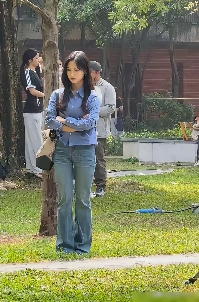 何炅亲口认证，沈月曾让湖南台男生集体摸鱼。那年她还不是明星，只是个来实习的大学生