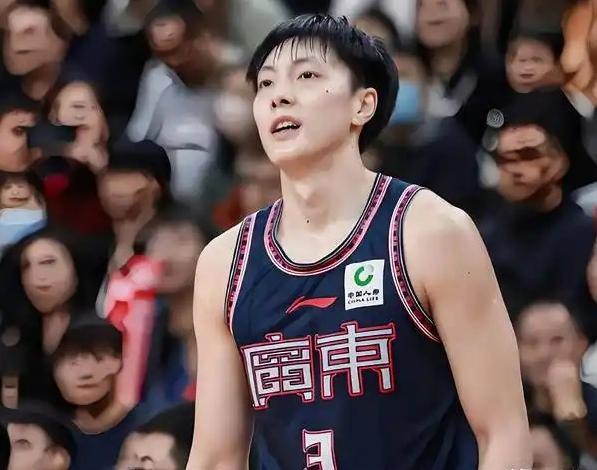 怎么回事？胡明轩又又又又又传被交易，有“球迷”拍到胡明轩爸爸现身训练基地，拿着胡