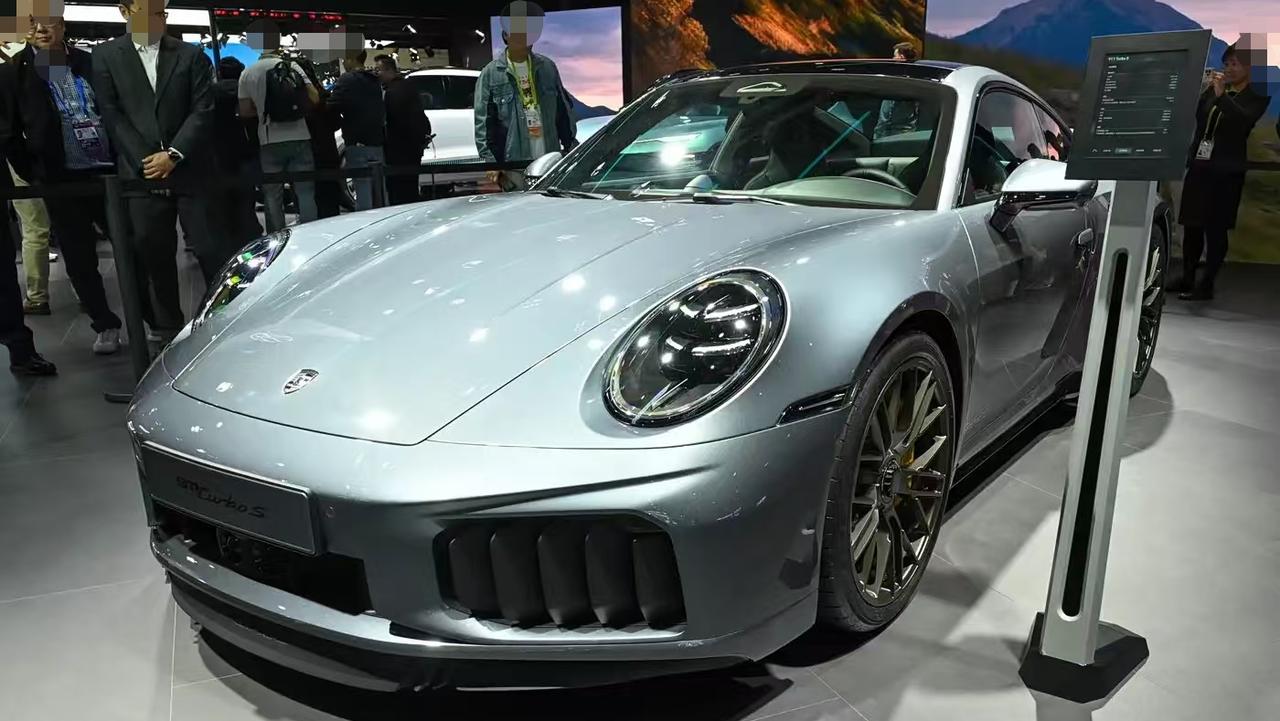新款保时捷911正式上新，起售146.8万。经典蛙脸造型，外观微调空气动力学套