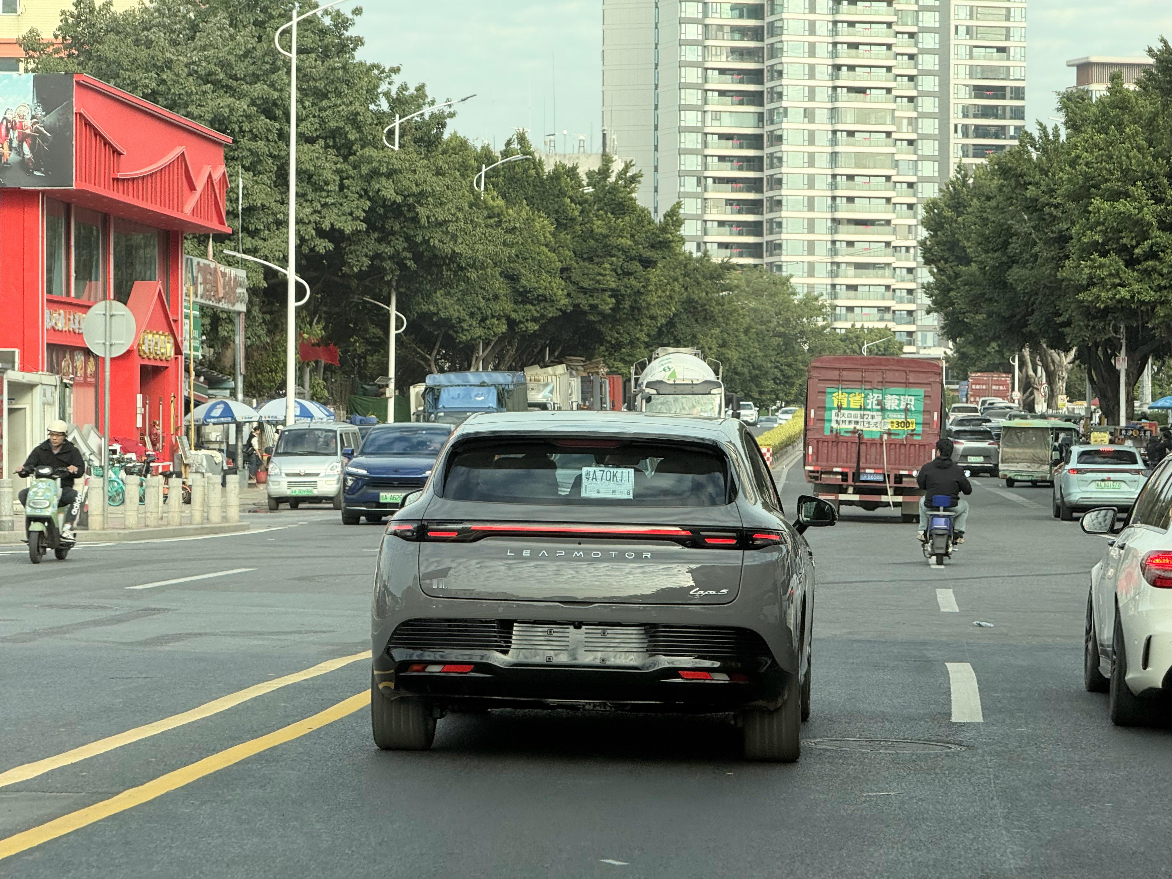 咦？是零跑的Lafa5耶！还没上市呢没想到这么快就在路上见到了！跟着它走了一段动