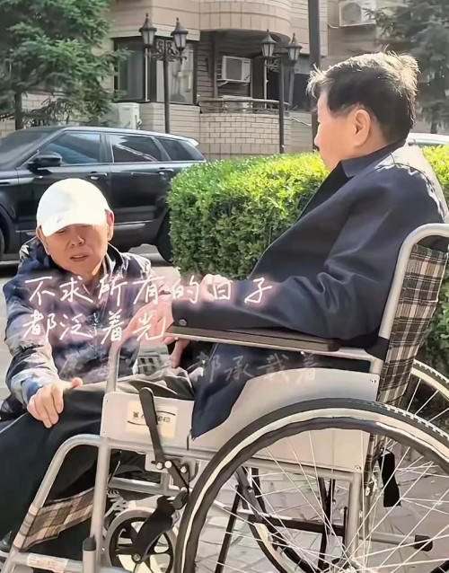 潘长江推年迈父亲花园遛弯，93岁潘林生状态很好，看起来像七十多