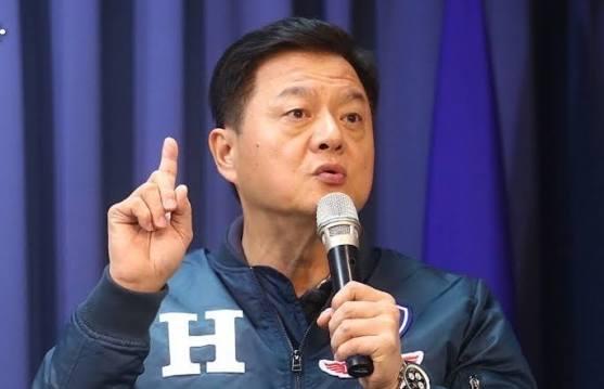 岛内统派周锡玮在节目中向台湾民众呐喊：“台湾为什么要听美国人的话？为什么要听日本